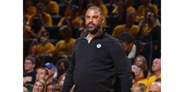 Ime Udoka engaña al personal femenino del Ejército Verde